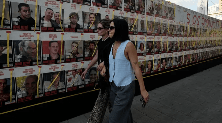 “أكسيوس” تكشف معلومات بشأن الرهائن الأميركيين بغزة