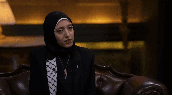 “حياة مزدوجة وطفولة مختلفة”.. إخوانية تروي قصتها المثيرة!