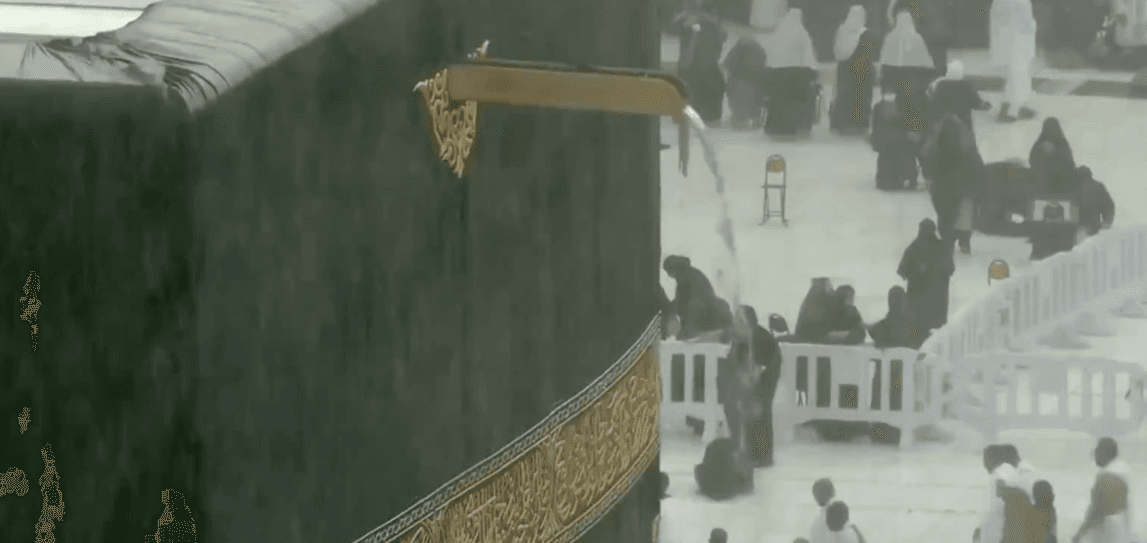 شاهد ما حصل للكعبة ووفاة 4 أطفال