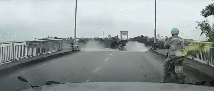 لحظة انهيار جسر بفيتنام