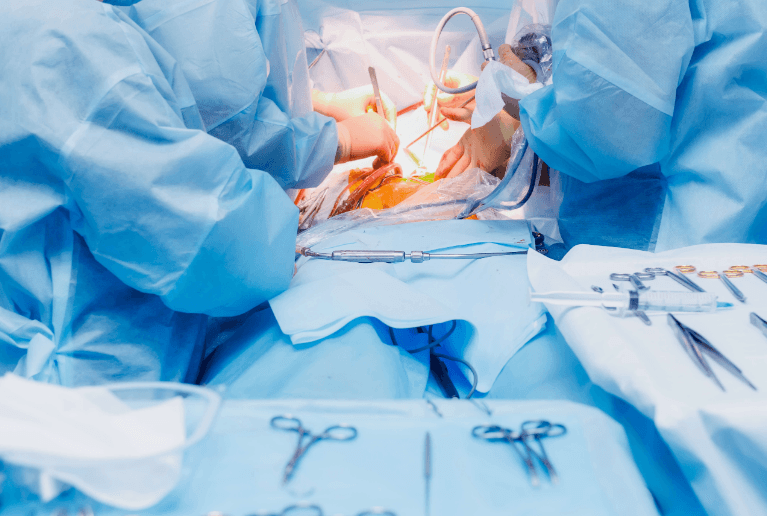 لأول مرة في العالم.. دولة عربية تنجح في زراعة قلب بالروبوت 