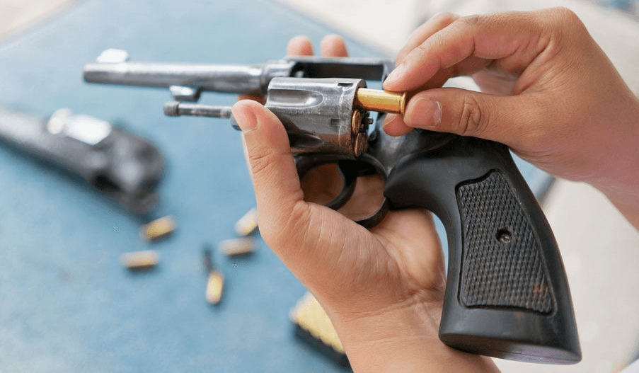 “مهددة بالسجن”.. حياة امرأة تنقلب رأساً على عقب بسبب “رشة ماء”