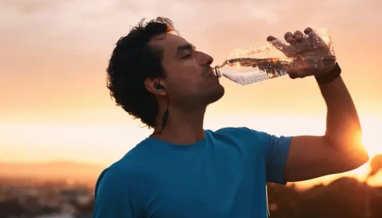 هذا ما يحدث لجسمك عند شرب الماء على الريق