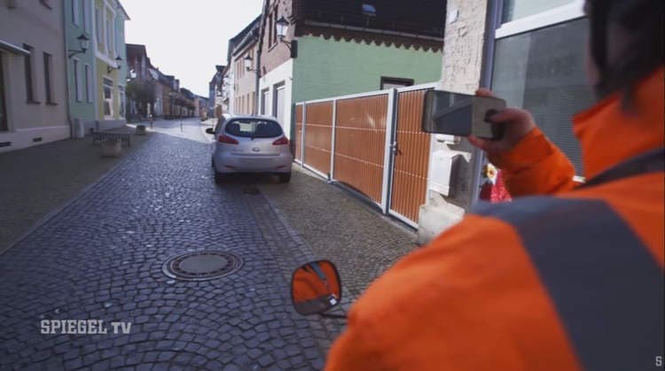 مراهق يحظى بشهرة واسعة بسبب هوايته بالإبلاغ عن مخالفات مرورية