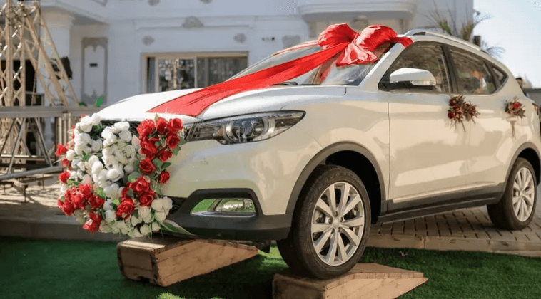 لن تصدق.. مدرس يذهل المصريين بملايين الجوائز لطلابه