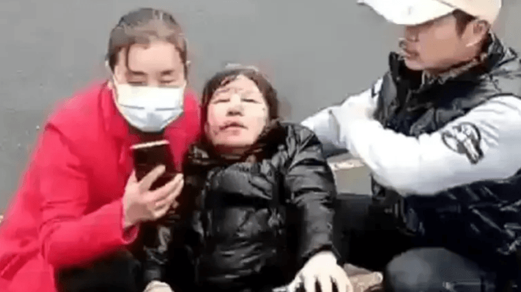 فيديو.. سيارة تدهس أطفالاً أمام مدرستهم