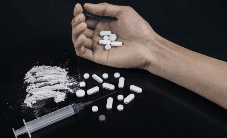 ما أسباب أزمات الفنانين مع المخدرات؟.. خبراء يجيبون