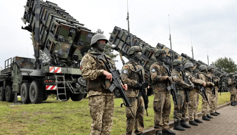 بايدن يسابق الزمن.. صواريخ وذخيرة وألغام أميركية لأوكرانيا