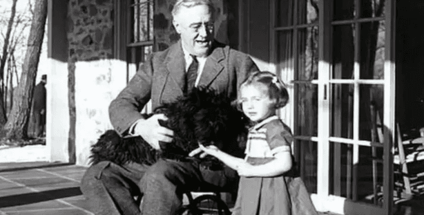 من هو الرجل الذي حكم أعظم دولة من فوق كرسي متحرك؟