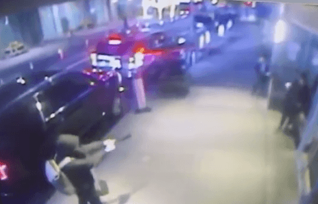 شاهد.. قاتل أفرغ رصاصه برأس مدير مهم بأميركا