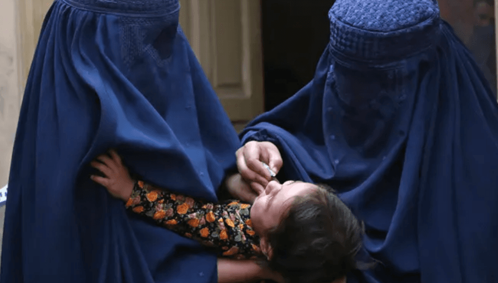 قرار لطالبان يحرم أفغانستان من الطبيبات لمدة 13 عاماً