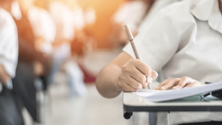 مدرس يعمل من المنزل ويتقاضى ألف دولار في الساعة!