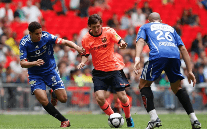 ميسي قابله “طفلاً” ويعود له “أباً”.. من هو؟