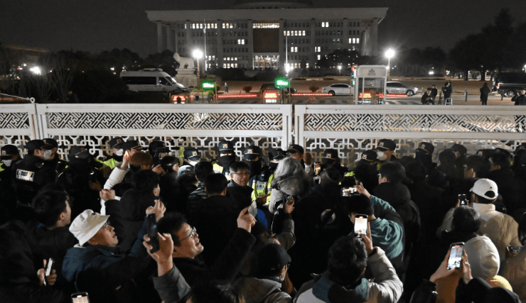 شاهد.. رئيس كوريا الجنوبية ينحني معتذراً للشعب