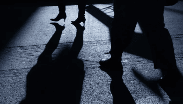 جديد فضيحة المقاطع الجنسية بدولة إفريقية.. إذلال الخصم