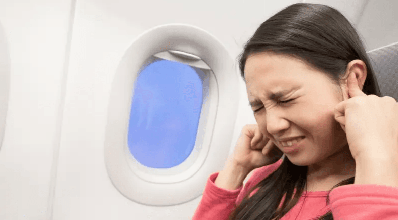 حيلة سهلة لتخفيف آلام الأذن بالطائرة.. تعرف عليها
