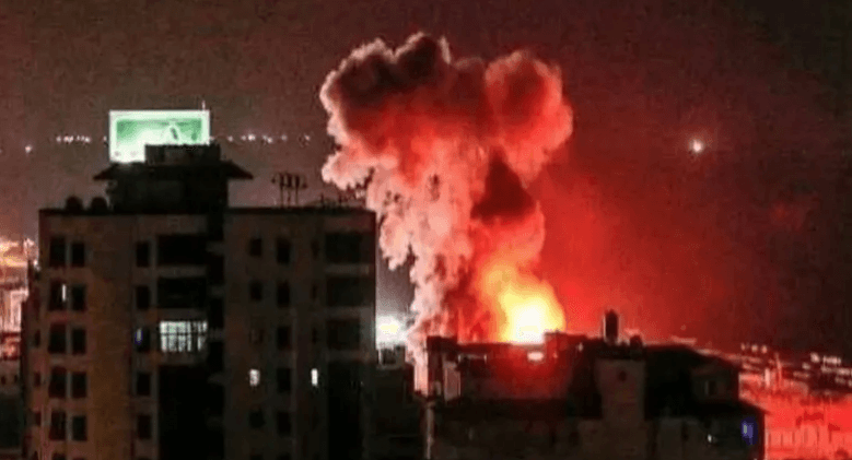 انفجارات ضخمة في صنعاء وإسرائيل تقصف عشرات المواقع.. ماذا يجري؟