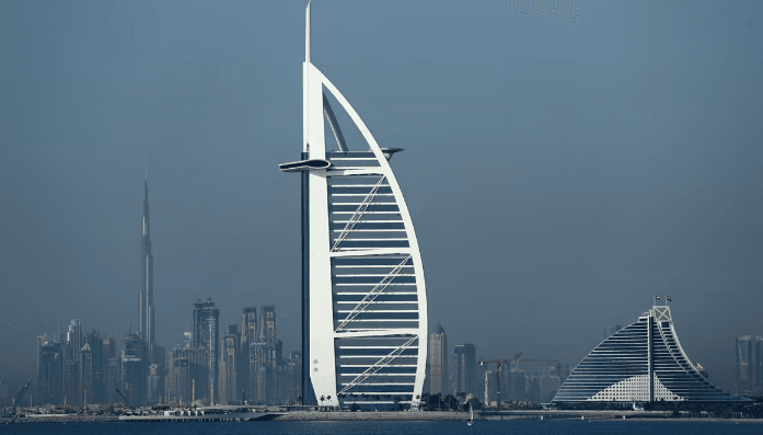 دبي.. علاقة رومانسية لسائح مراهق مع قاصر تنتهي بالسجن