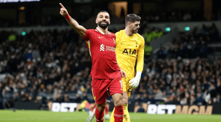 نجم ليفربول: صلاح يلعب “لوحده”