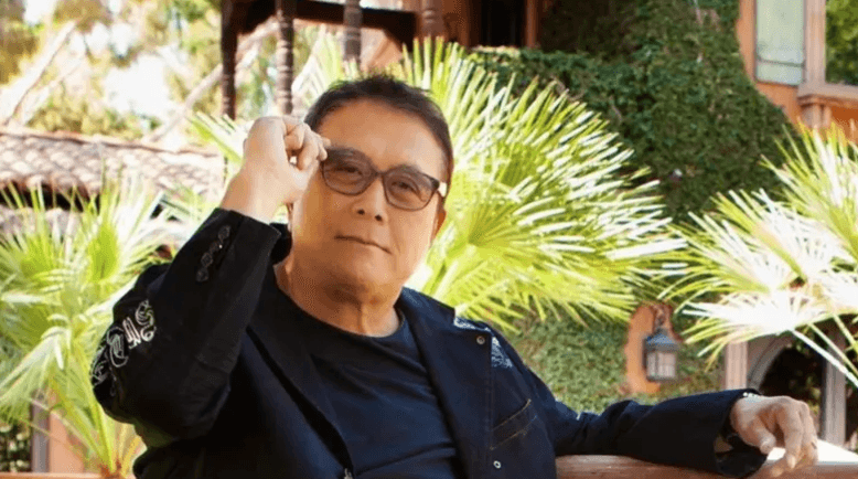 خبير يحذر: عصر الدولار الأميركي انتهى والنجاة في الذهب