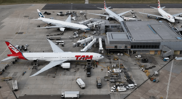 الضباب يعيق حركة الملاحة الجوية في بريطانيا