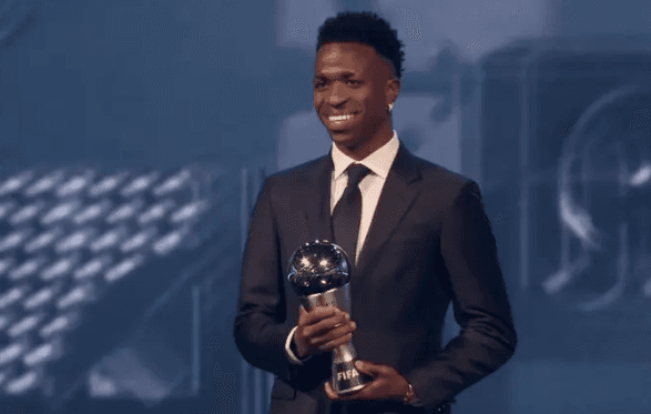 فينيسيوس يفجر “مفاجأة”.. من هي صديقته؟