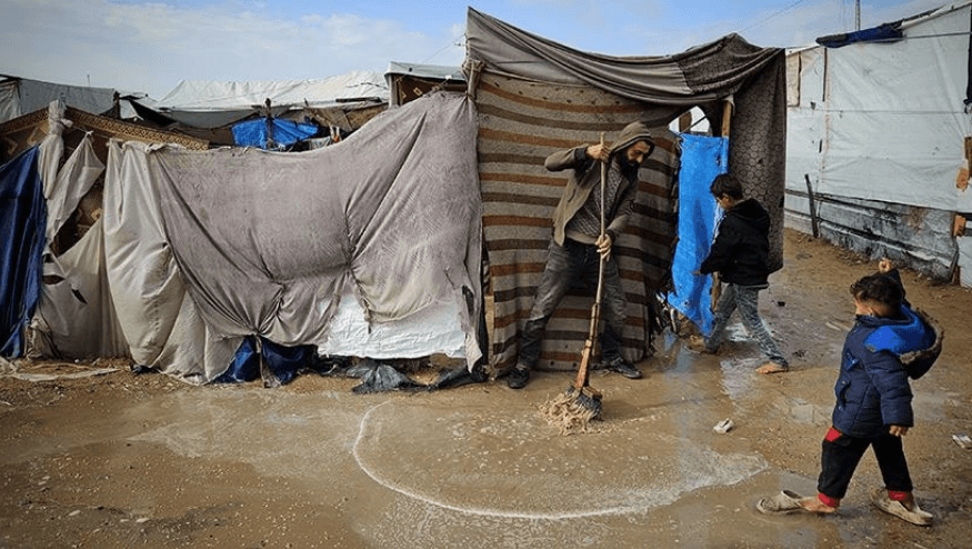 قذائف وأمطار بسماء غزة.. الخيام تغرق والنازحون يرتعشون برداً