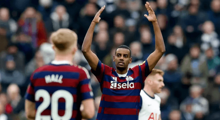 كيف قلب نيوكاسل تأخره وهزم توتنهام؟