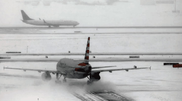 الأسوأ لم يأتِ بعد.. عاصفة ثلجية تضرب أميركا وتعطل الحياة