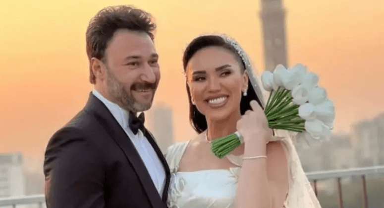 هجوم عنيف على المطربة مي فاروق!
