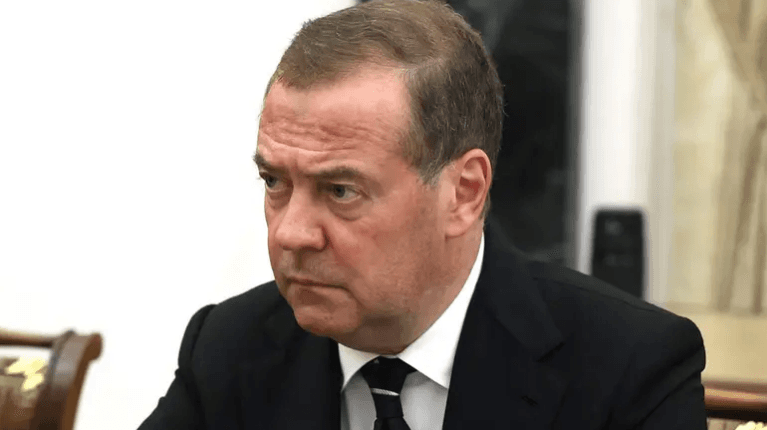 من هو الرئيس الأميركي الذي وصفه مدفيديف بـ”الميّت الماشي”؟