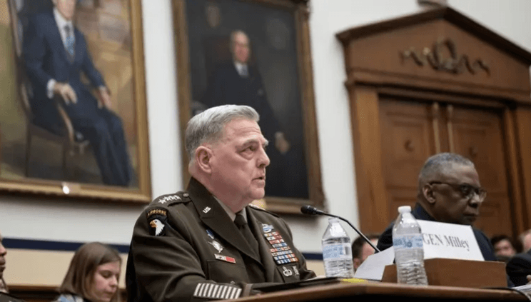 ترامب ينتقم من بايدن ويرتكب “مجزرة وظيفية”