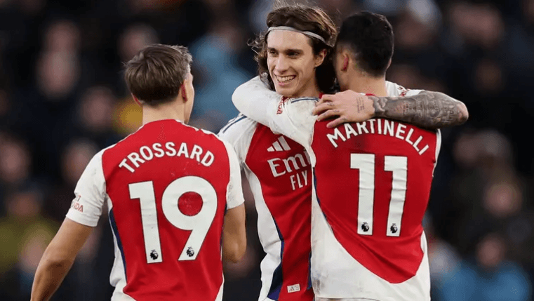 كالافيوري يقود أرسنال لعبور وولفرهامبتون بشق الأنفس