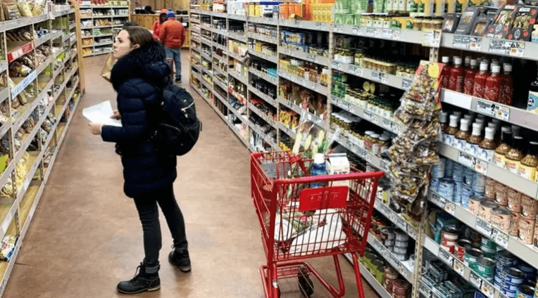 أميركا.. تراجع ثقة المستهلكين لأول مرة منذ 6 أشهر