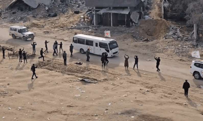 كيف وصل 16 أسيراً فلسطينياً من المفرج عنهم إلى غزة؟