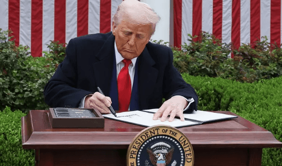 ترامب يندد بإلغاء الرسوم التجارية: قرار سياسي ونهاية ماسك بالبيت الأبيض!