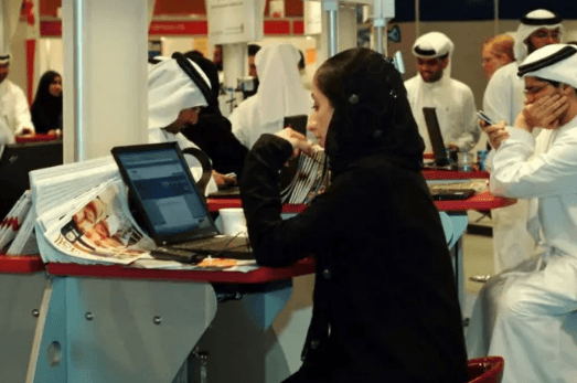 تساؤلات بعد حظر الإمارات التحدث باللهجة المحلية في الإعلام لغير المواطنين