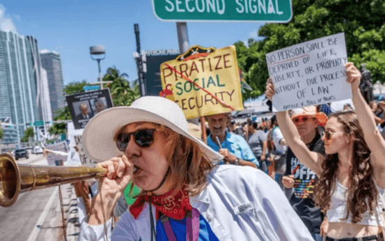 الآلاف يخرجون في أنحاء أميركا في احتجاجات مناوئة لترامب