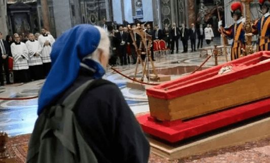 فيديو.. امرأة تخترق بروتوكول الفاتيكان لتلقي نظرة على جثمان البابا