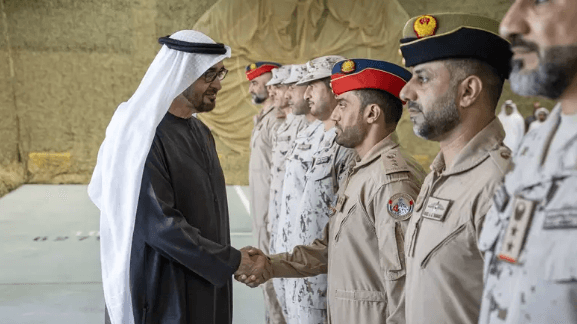 محمد بن زايد: تطوير القوات المسلحة أولوية إستراتيجية
