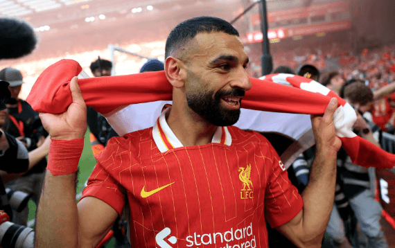 ماذا فعل صلاح لحظة سكب الخمر عليه بعد تحقيق لقب البريميرليغ؟