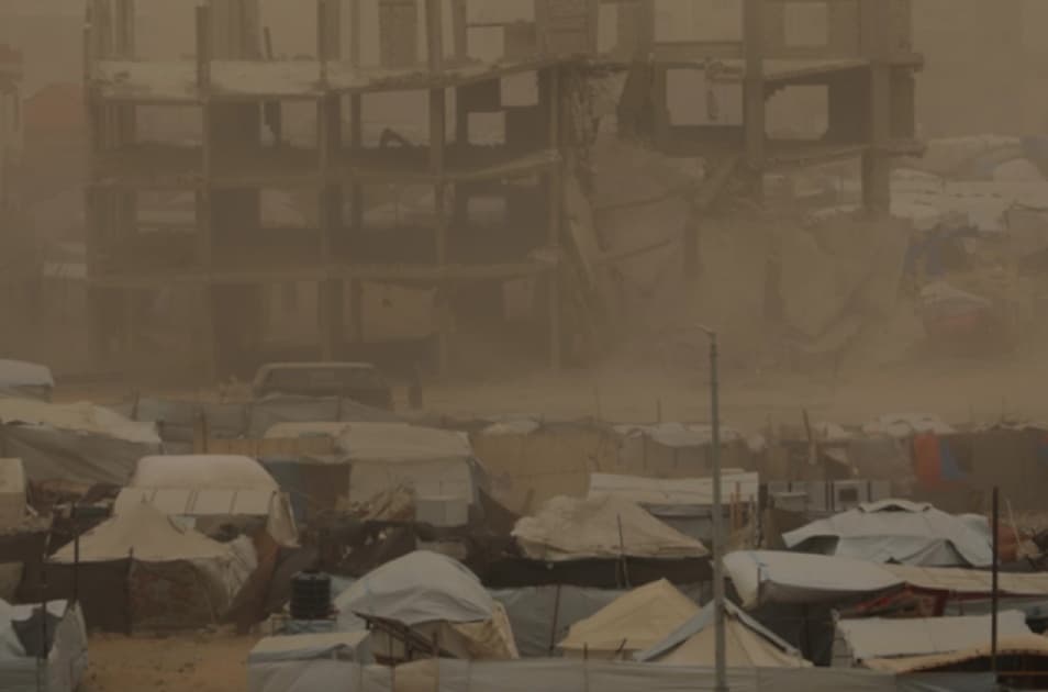 رياح خماسينية تفاقم معاناة نازحي غزة