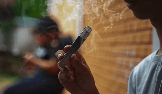 التدخين الالكتروني يُسبب مرضاً خطيراً لا علاج له
