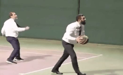 بملابس رسمية.. الشرع والشيباني يلعبان كرة السلة