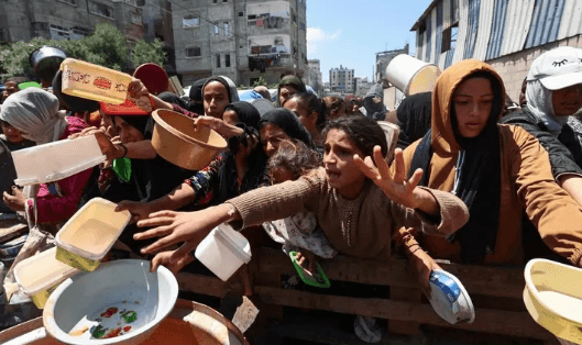 فوضى المساعدات في غزة.. نتنياهو يعترف بفقدان السيطرة والأمم المتحدة تحذر
