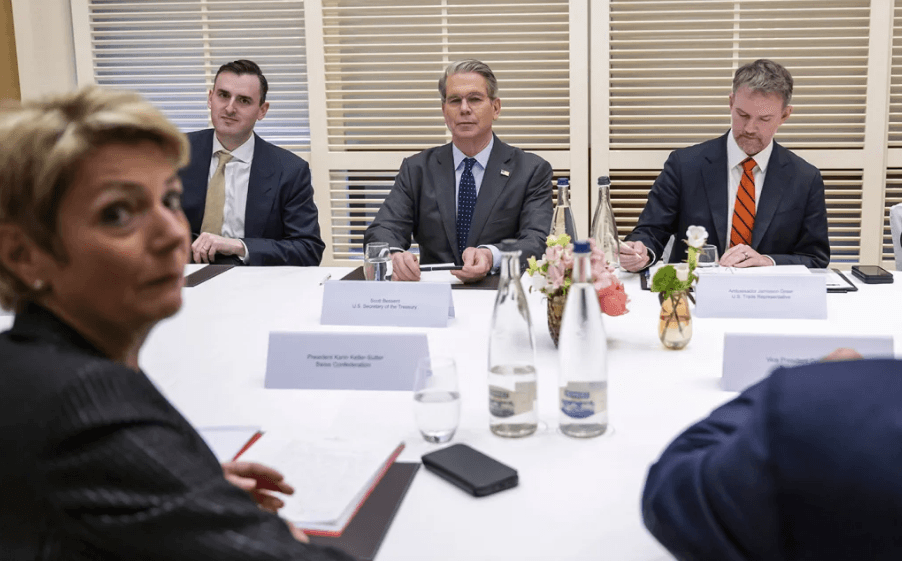 لماذا تفاوض ترامب علناً مع نفسه بشأن الرسوم على الصين؟