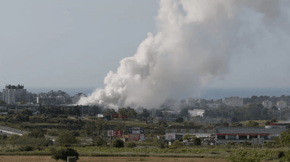 سحابة سامة تجبر 160 ألف إسباني على البقاء في منازلهم