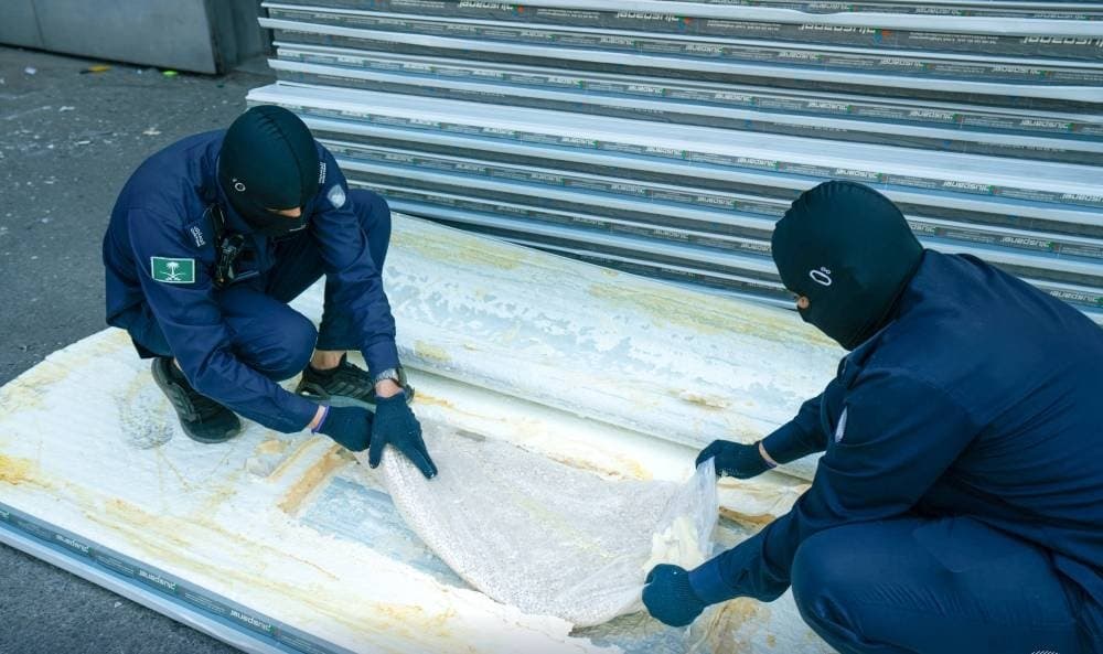 مخبأة في «ألواح عازلة».. السعودية تحبط أكبر عمليات تهريب “كبتاجون”