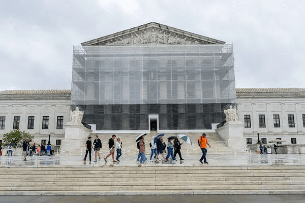 المحكمة العليا توجه ضربة لخطة ترامب لترحيل المهاجرين