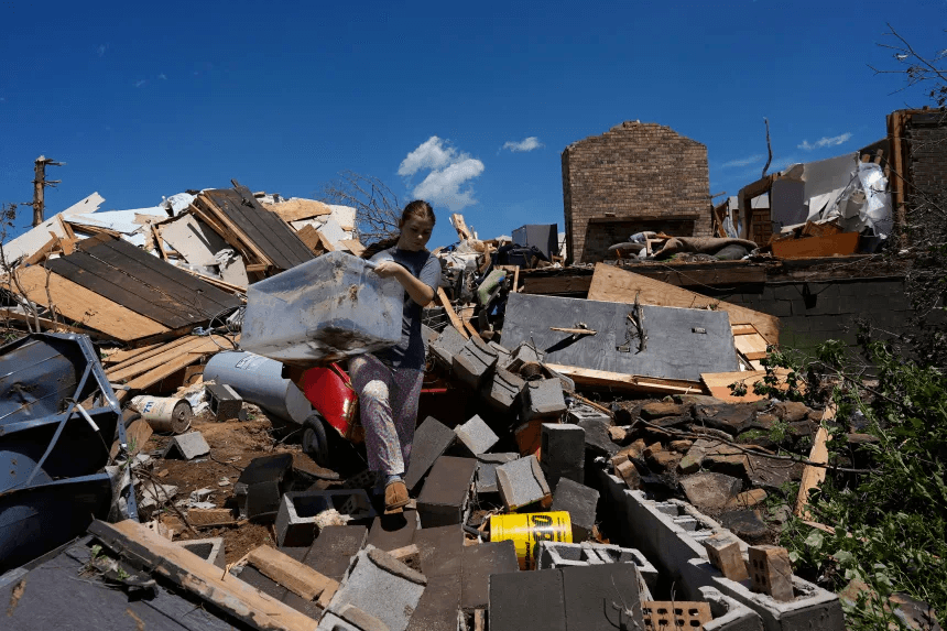 عشرات القتلى جراء أعاصير مدمرة تضرب أميركا